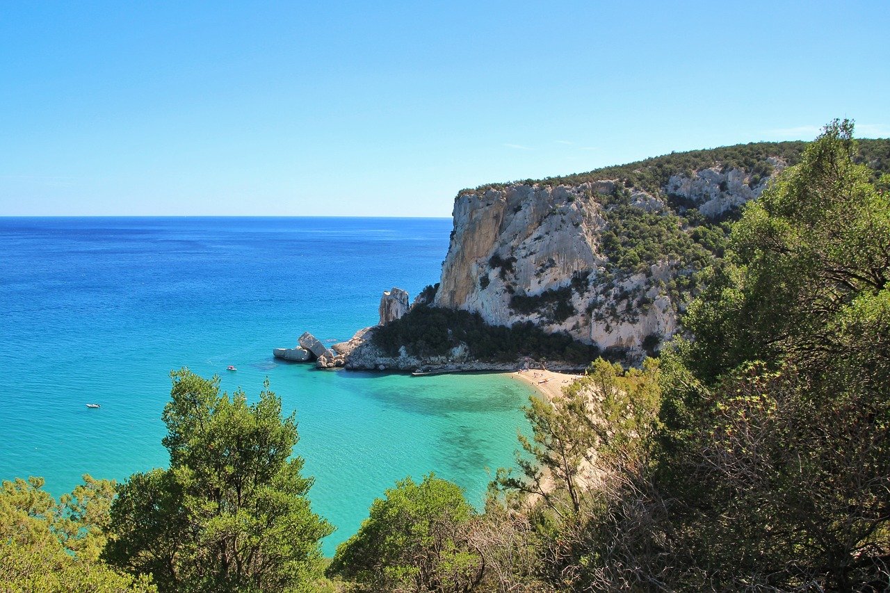 A piedi lungo la costa della Sardegna con il Cammino delle 100 Torri