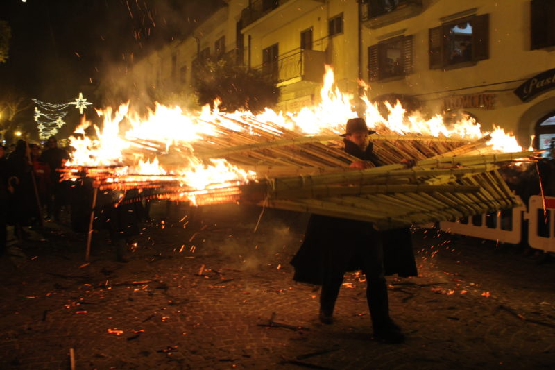 La ‘Ndocciata che infiamma Agnone (foto di Adelina Zarlenga)