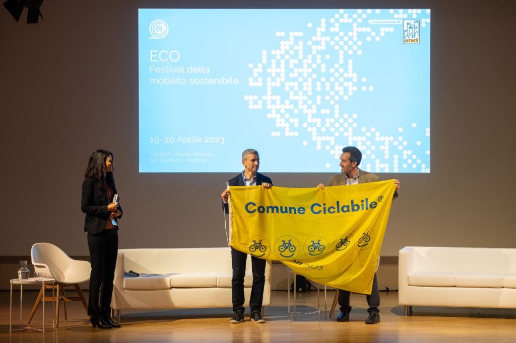 Parigi riceve la “bandiera gialla” ad honorem da FIAB-ComuniCiclabili