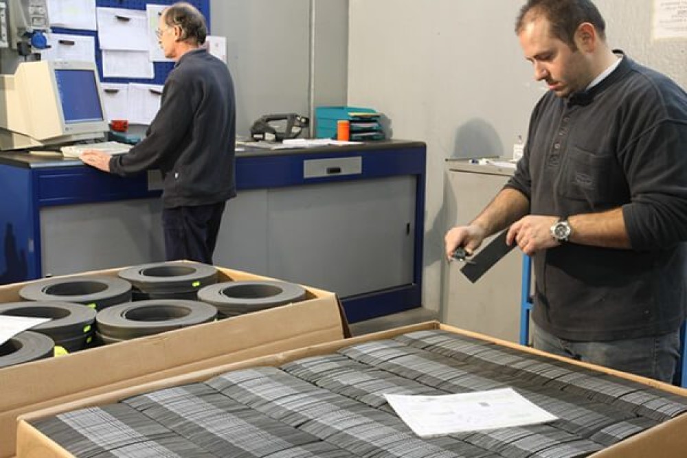 ESCOM Srl: la partnership italo-tedesca per la produzione di guarnizioni freni di alta qualità