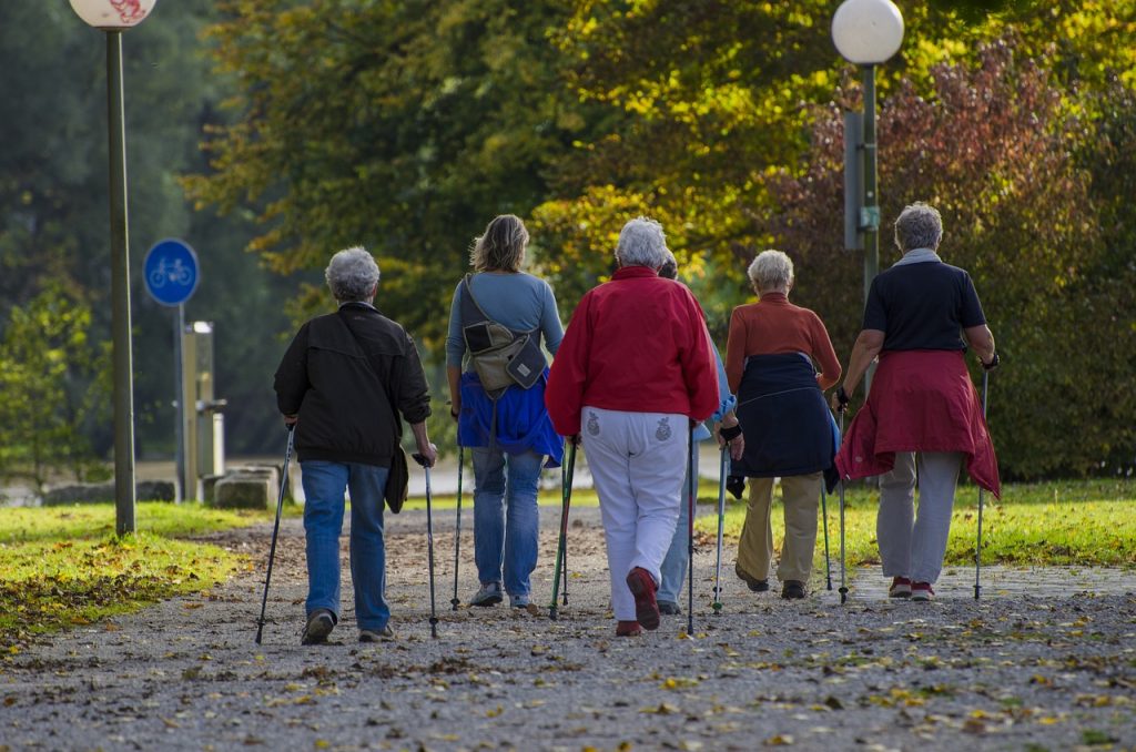 Camminata nordica, una pratica per tutti che fa bene a corpo e mente