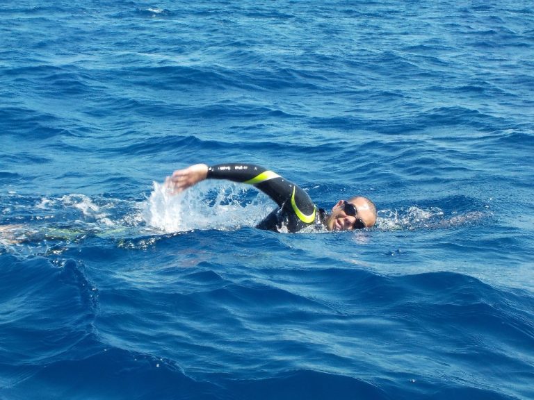 Giorgio Riva la nuotata ecosostenibile intorno all’Elba contro le microplastiche