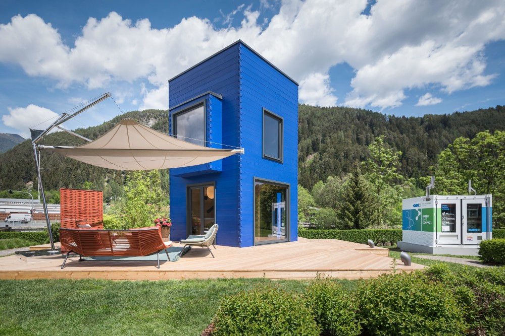 Houseboat, la piccola torre blu spazio di vita sostenibile trova casa