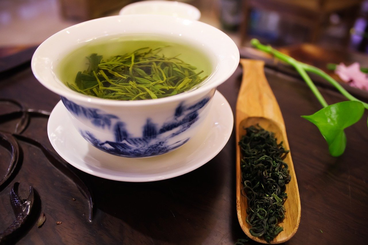 Il tè verde, l'antiossidante per eccellenza: radici, preparazione, proprietà e benefici