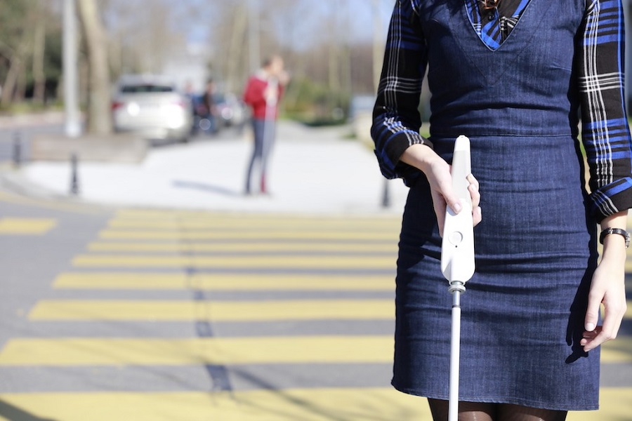 WeWALK, il bastone che aiuta i non vedenti con Google Maps