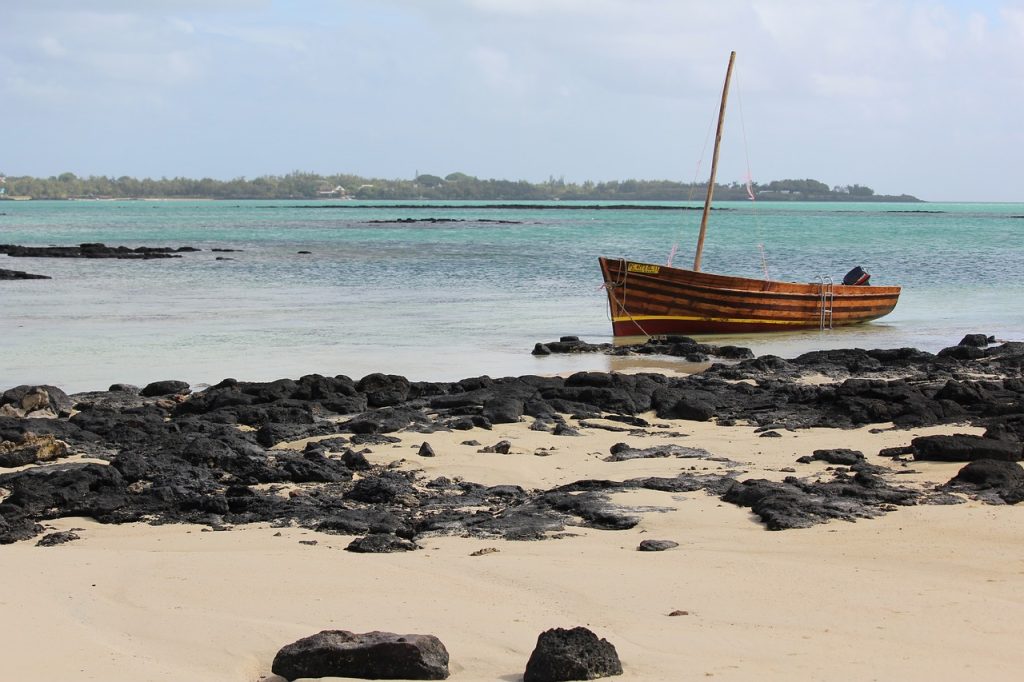 Mauritius: gli abitanti tagliano i propri capelli e li donano per salvare il mare