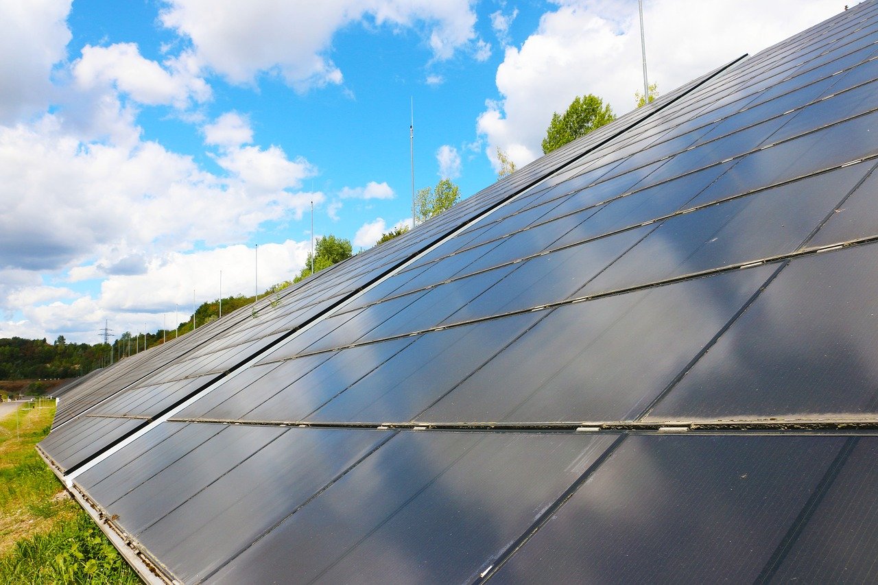 Pulire i pannelli fotovoltaici senza sprecare acqua, lo studio
