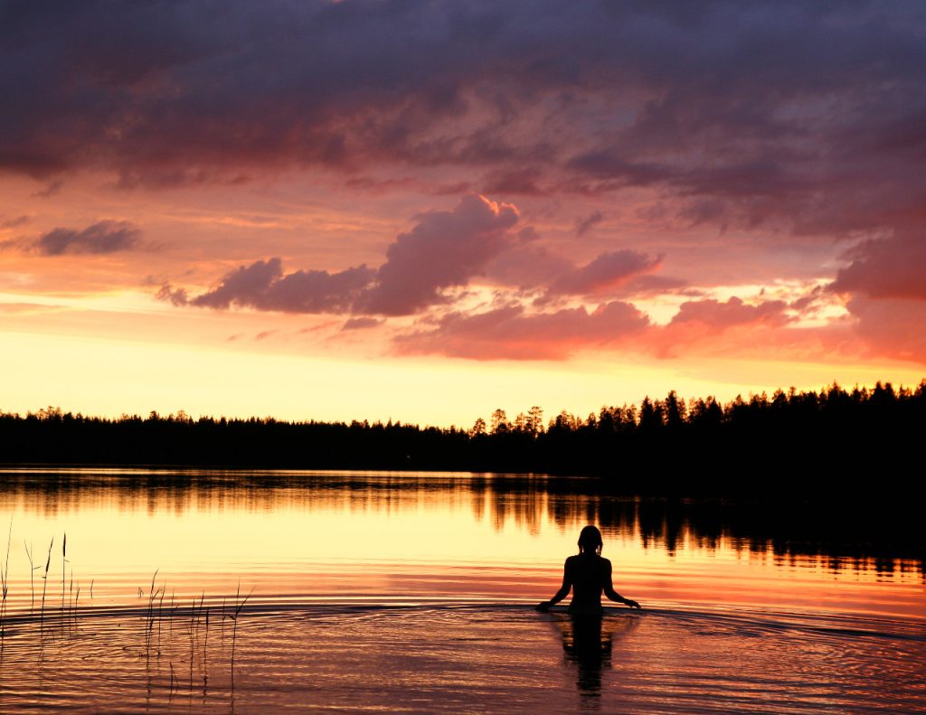 Finlandia, dove il sole di mezzanotte dona all'estate il tocco dell'infinito