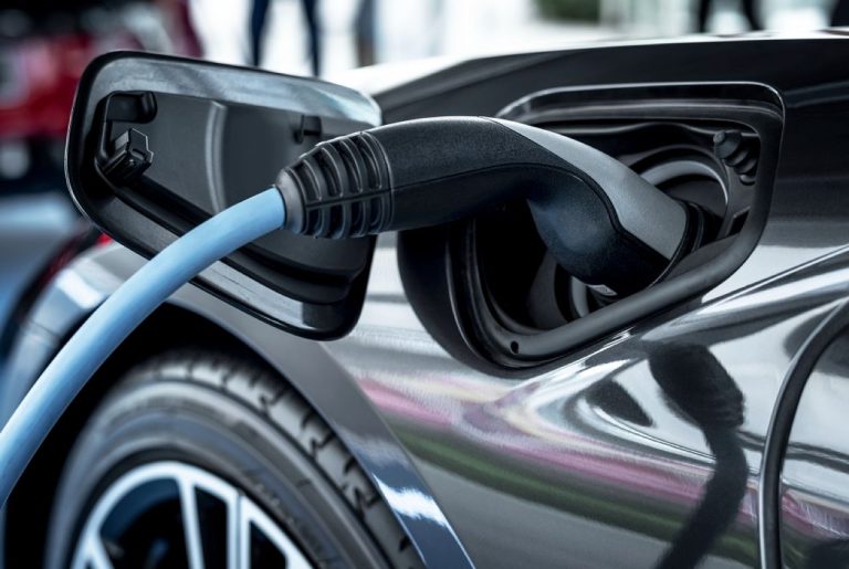 Le auto elettriche e gli italiani: sempre più apprezzate ma ancora troppo care