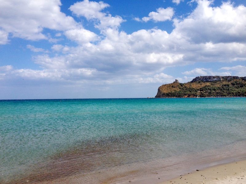 Apre i battenti la “Spiaggia verde” del Parco degli Anelli che si affaccia sul lungomare del quartiere di Sant’Elia a Cagliari. Un’area verde davanti al mare per chi vorrà farsi una nuotata per poi sdraiarsi su un telo sull’erba.