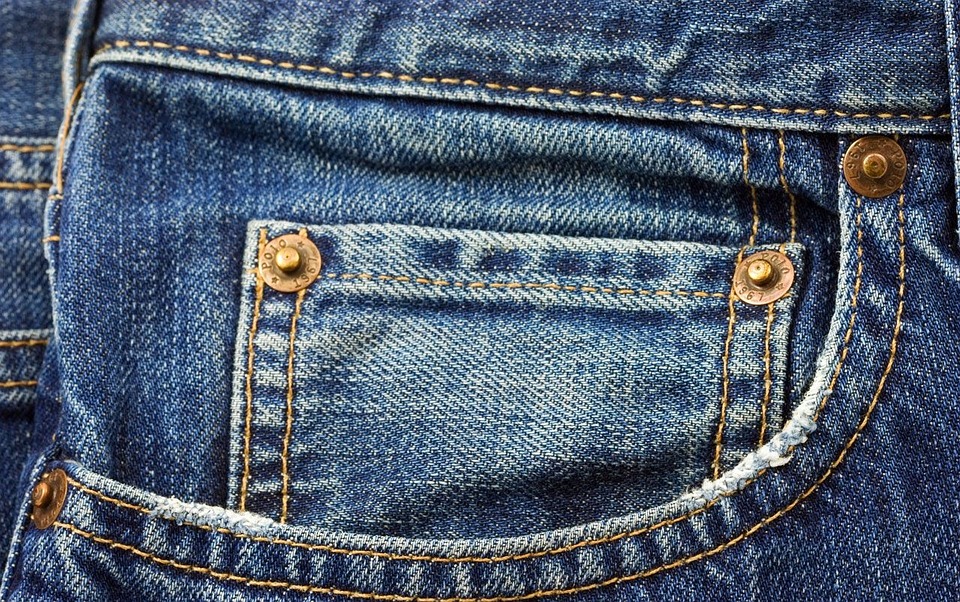 Economia circolare e vecchi jeans: ecco Re-Think your jeans