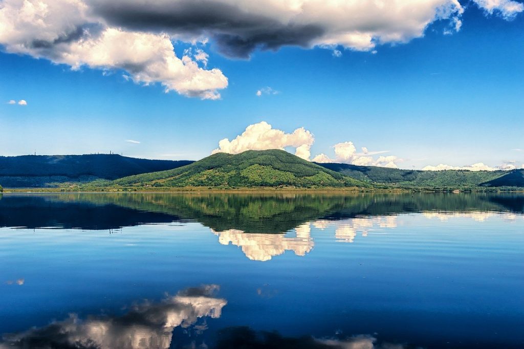 Cianobatteri e microplastiche nei laghi, due emergenze da risolvere