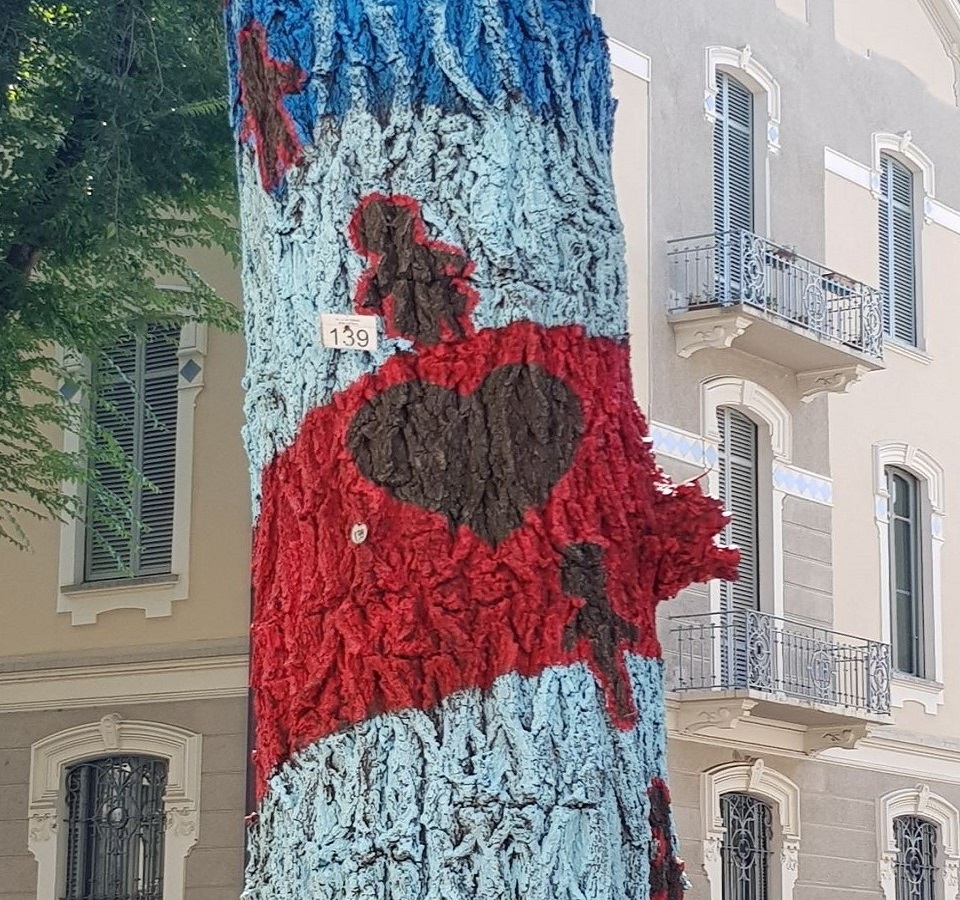 Installazione alberi colorati di Osvaldo