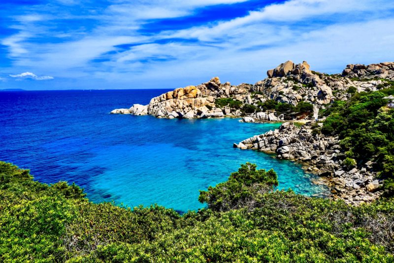 La Costa Smeralda dice STOP a plastica monouso e fumo in spiaggia