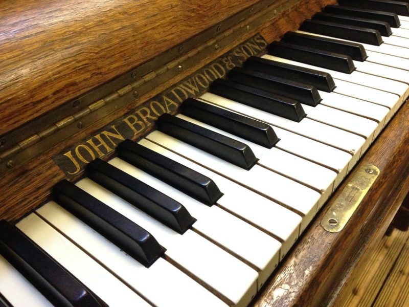 Un auditorium realizzato con quaranta pianoforti riciclati