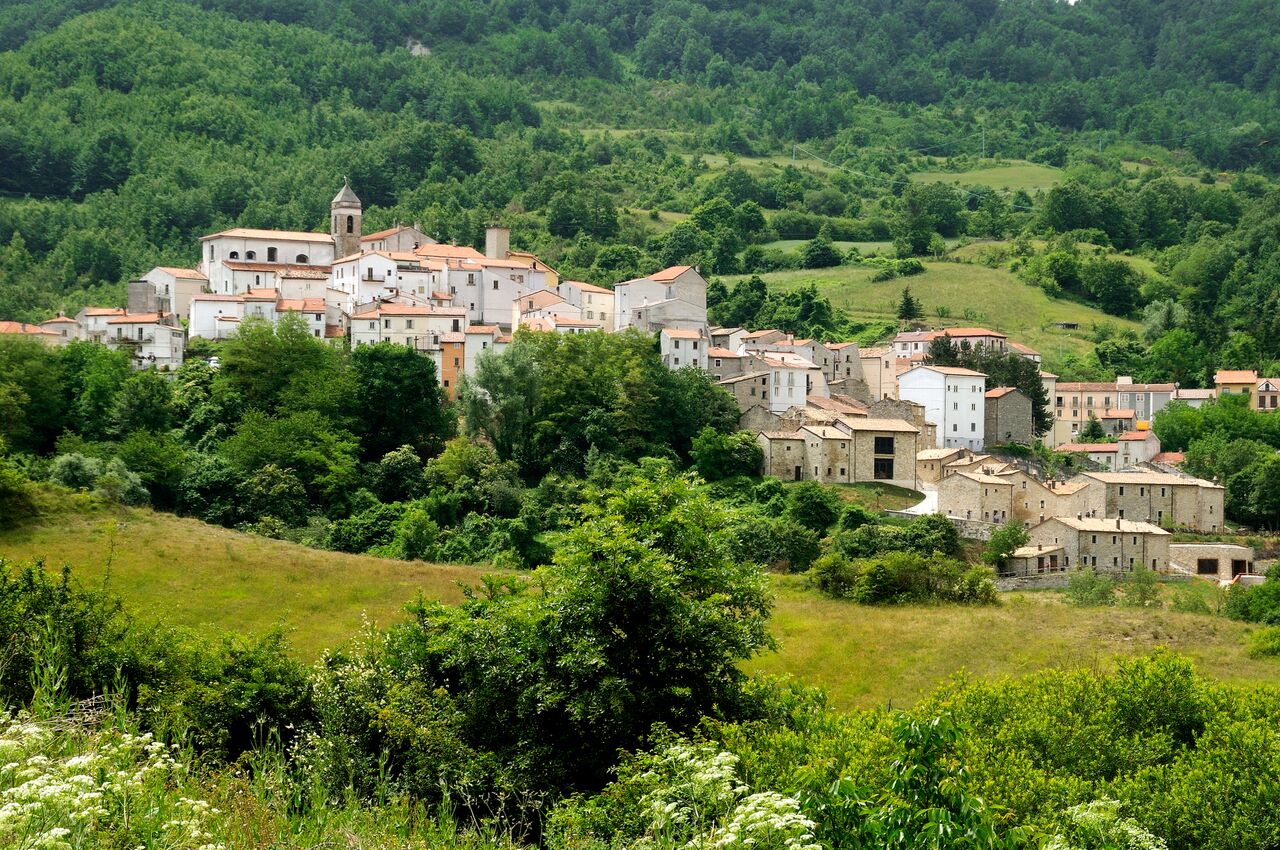 Castel del Giudice: Il borgo che resiste e rinasce sostenibile