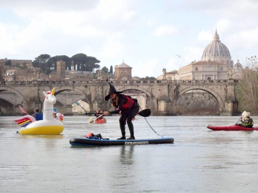 Carnevale Tiberino, appuntamento in maschera lungo il Tevere in bici e canoa