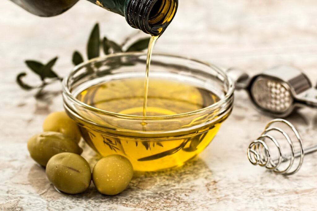 Dall’olivo alla tavola: la produzione dell’olio extravergine di oliva spiegata in breve