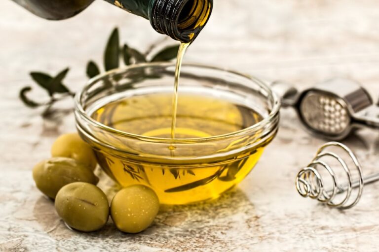 Dall'olivo alla tavola: la produzione dell'olio extravergine di oliva spiegata in breve