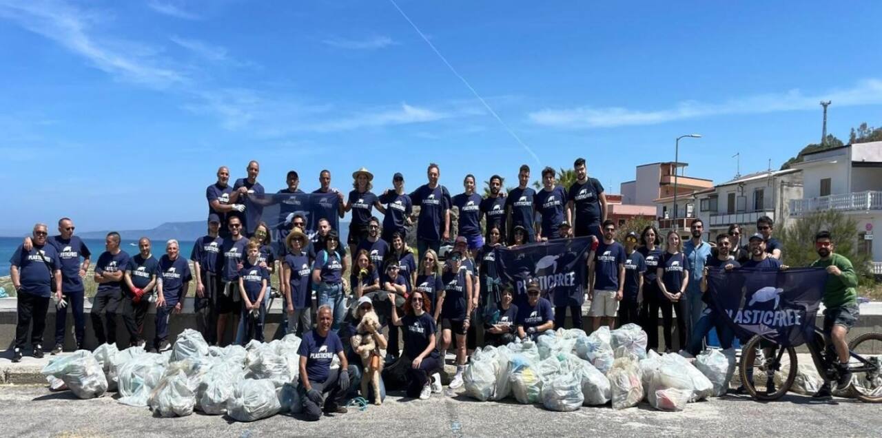 Plastic Free e detenuti “Seconda Chance” uniti per ripulire le spiagge