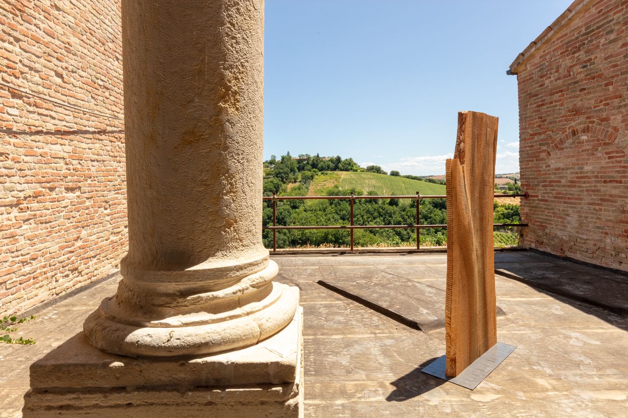 L’anima del legno, quando l’arte sostenibile dialoga con il medioevo