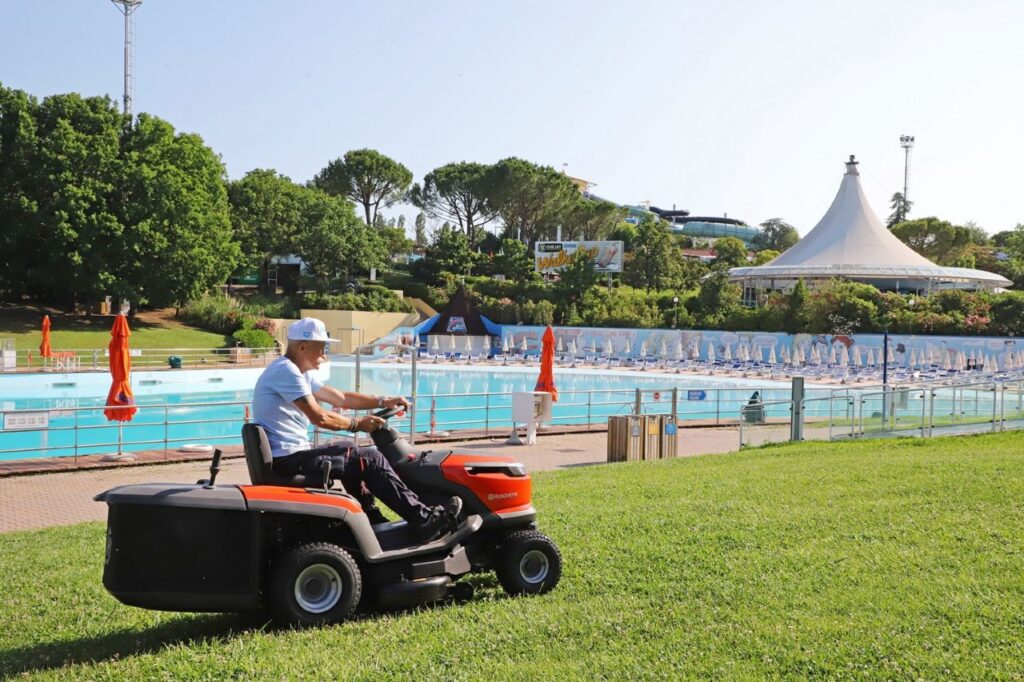 Parte la collaborazione tra Husqvarna e Costa Edutainment per la cura dei parchi della Romagna