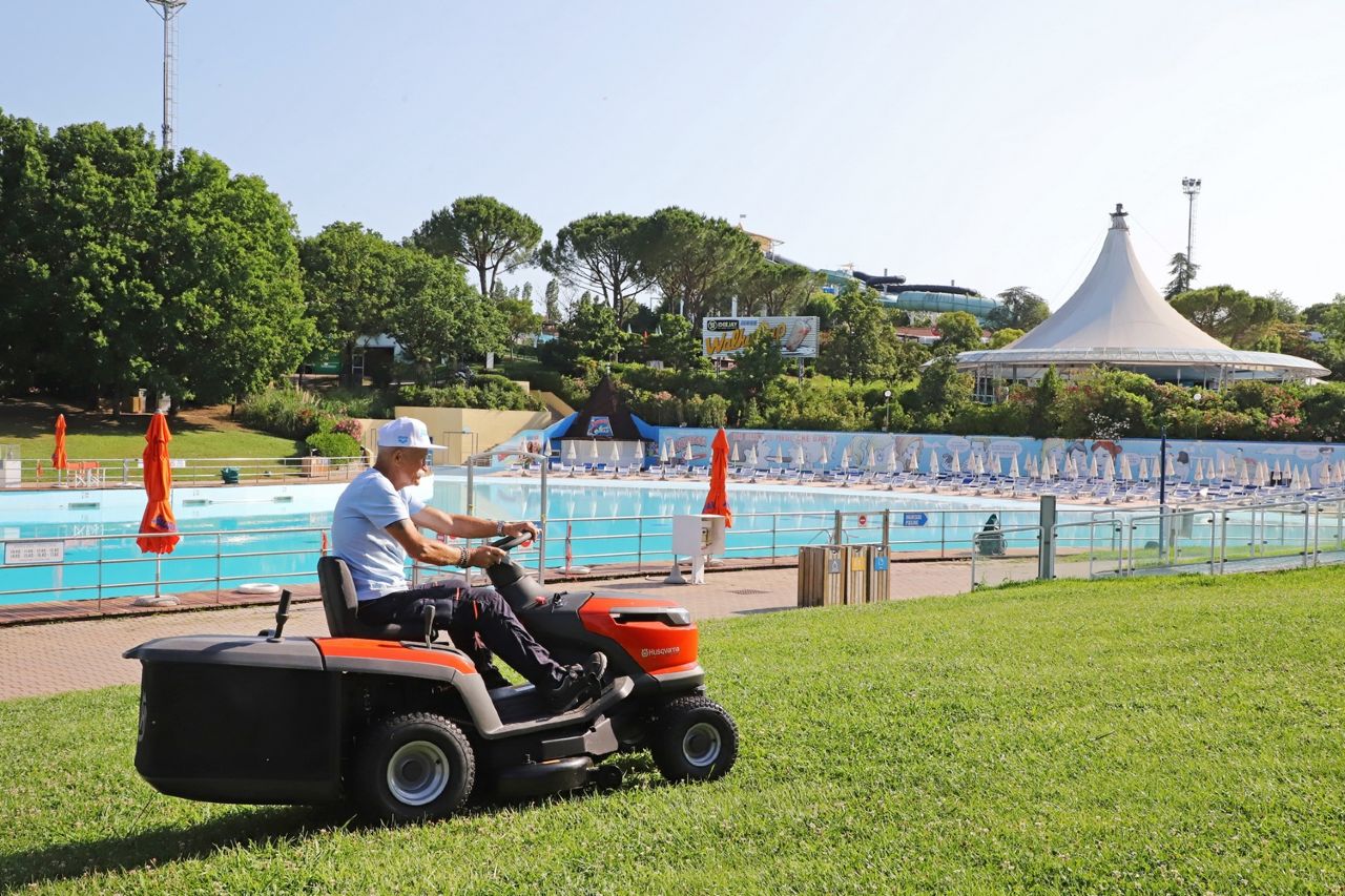 Parte la collaborazione tra Husqvarna e Costa Edutainment per la cura dei parchi della Romagna