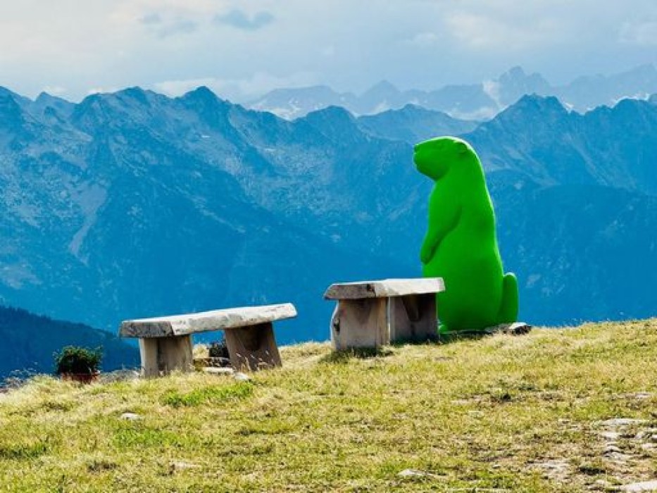 Marmottone di plastica, la montagna non le vuole ma il Cai le difende