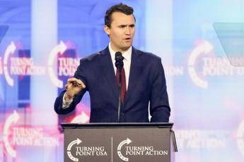 Chi era Charlie Kirk, l’attivista conservatore ucciso alla Utah University