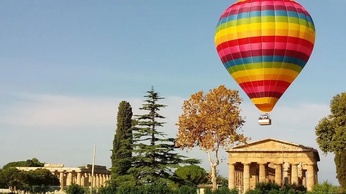 Paestum dal cielo: in mongolfiera tra templi e mare