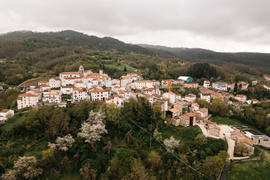 Castel del Giudice, il borgo che rinasce dalla natura