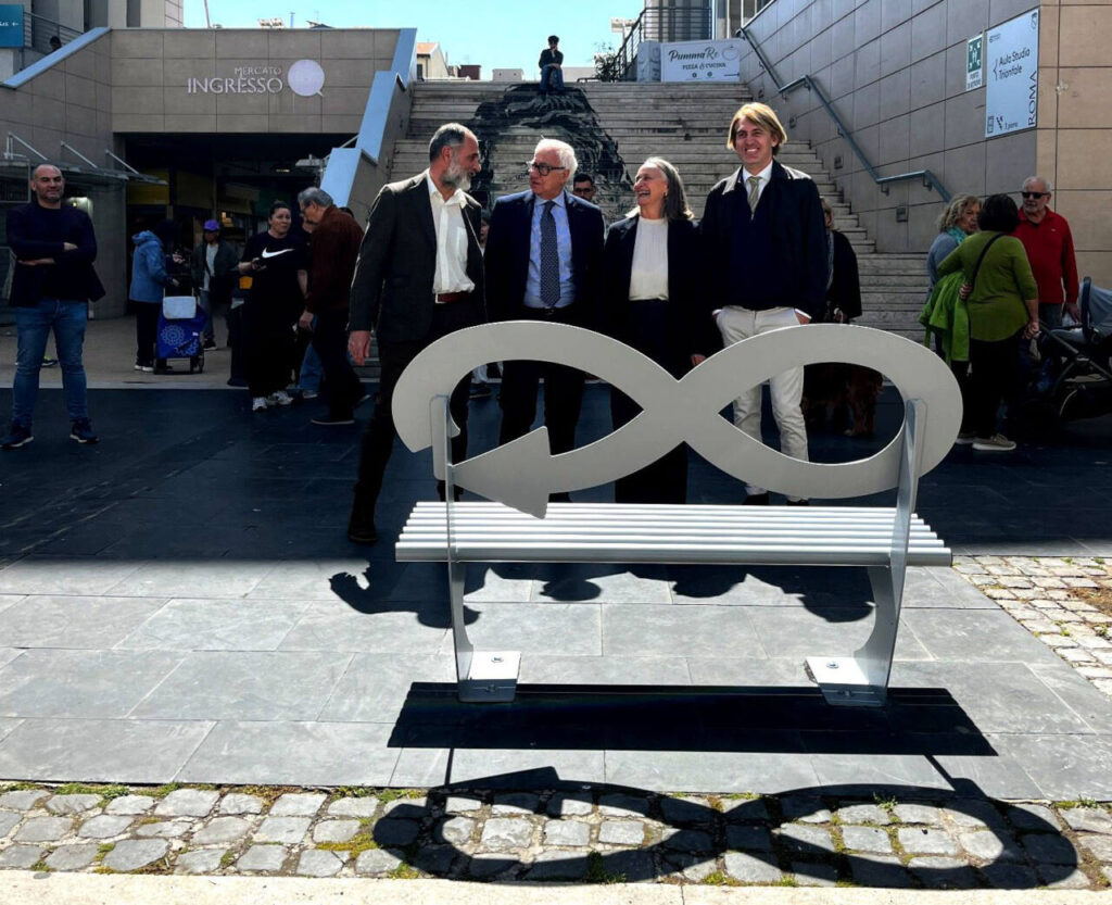 Steelosa, la panchina simbolo del riciclo infinito dell’acciaio, arriva a Roma