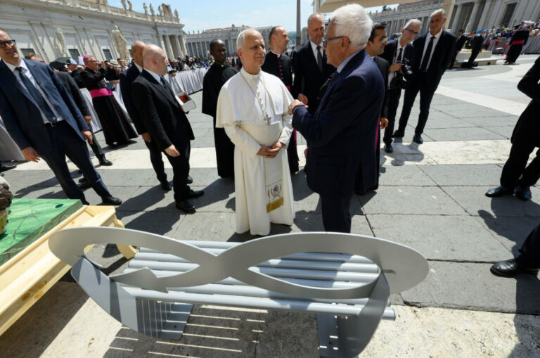 Steelosa, la panchina in acciaio riciclato arriva in Vaticano