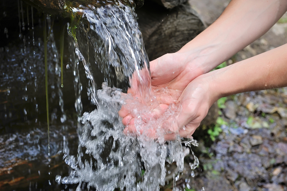 Pozzi privati e sorgenti di montagna: quali rischi corre chi beve acqua non collegata alla rete pubblica